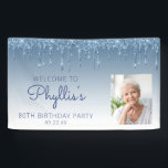Aangepaste foto blauwe glitter Drip 80th Birthday Spandoek<br><div class="desc">Welkom gasten met deze schitterende, glamoureuze fotobanner op de 80ste verjaardag, met een dun blauwe faux glitter drip grens en blauwe ombre achtergrond. Vervang gemakkelijk het afbeelding van de steekproef door een foto van de gast van eer. Pas het met haar naam in blauw handschrift manuscript, met de verjaardag en...</div>
