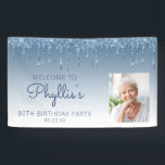 Aangepaste foto blauwe glitter Drip 80th Birthday Spandoek<br><div class="desc">Welkom gasten met deze schitterende, glamoureuze fotobanner op de 80ste verjaardag, met een dun blauwe faux glitter drip grens en blauwe ombre achtergrond. Vervang gemakkelijk het afbeelding van de steekproef door een foto van de gast van eer. Pas het met haar naam in blauw handschrift manuscript, met de verjaardag en...</div>
