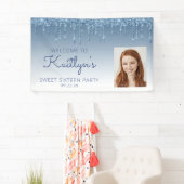 Aangepaste foto Blue Glitter Drip Sweet 16-banner Spandoek (Insitu)