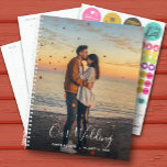 Aangepaste foto-bruiloft planner<br><div class="desc">De planner van de bruiloft met uw favoriete foto op de voorzijde - gepersonaliseerd met uw details in het kerkschrift. De plank bevat maandelijkse en wekelijkse lay-outs, 12 maanden, 60 pagina's met gelamineerde zachte bekleding voor en achter.</div>
