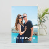 Aangepaste foto bruiloft uitnodiging met moderne t (Staand voorkant)