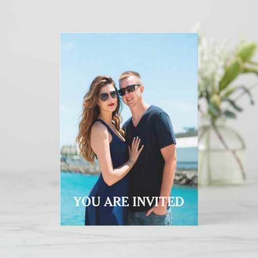Aangepaste foto bruiloft uitnodiging met moderne t (Staand voorkant)