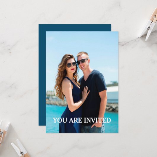 Aangepaste foto bruiloft uitnodiging met moderne t (Voorkant / Achterkant in situ)
