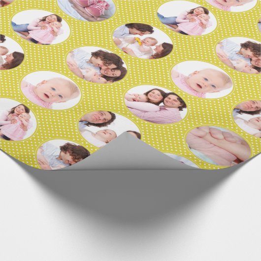Aangepaste foto Collage Yellow Polka Dot Cadeaupapier (Hoek)