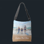 Aangepaste foto Crossbody Bag Uw foto's en tekst Tas<br><div class="desc">Aangepaste foto en tekst Crossbody Bag - Unique Your Own Design gepersonaliseerde familie / vrienden of persoonlijke cadeau - Voeg uw foto / tekst / meer - Formaat wijzigen en verplaatsen of verwijderen en toevoegen van onderdelen / afbeelding met aanpassingstool! Kies lettertype / grootte / kleur! Veel succes - wees...</div>