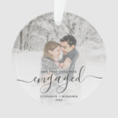 Aangepaste foto Eerste kerst verloofd Grijs Schrif Ornament (voorkant)