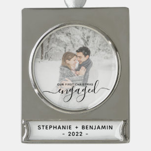 Aangepaste foto Eerste kerst verloofd Zwart Schrif Verzilverd Banner Ornament