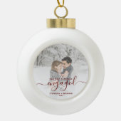 Aangepaste foto Eerste kerst Verloving Rood Schrif Keramische Bal Ornament (Voorkant)