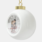 Aangepaste foto Eerste kerst Verloving Rood Schrif Keramische Bal Ornament (Rechts)