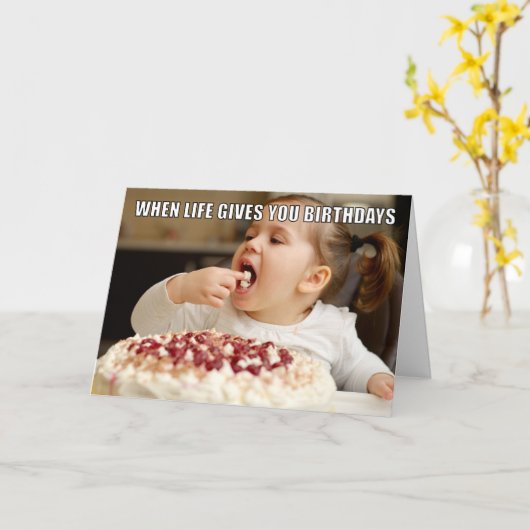 Aangepaste foto Eet Cake Meme Funny Birthday Kaart (Gele Bloem)