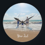 Aangepaste foto- en aangepaste tekst Sjabloon  Grote Klok<br><div class="desc">Creëer uw eigen ontwerp met uw eigen persoonlijke foto's en aangepaste tekst. Gebruik uw eigen foto's en tekst om het uw te maken. Ideale sjabloon voor foto's en tekst voor Moederdag, Vaderdag, zakelijke producten, zakelijke producten, zakelijke en kantoor-decor, home decor, gedenkteken, huisdieren, verjaardagsgeschenken en familiebelang. Gemakkelijk om foto en tekst...</div>