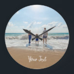 Aangepaste foto- en aangepaste tekst Sjabloon Grote Klok<br><div class="desc">Creëer uw eigen ontwerp met uw eigen persoonlijke foto's en aangepaste tekst. Gebruik uw eigen foto's en tekst om het uw te maken. Ideale sjabloon voor foto's en tekst voor Moederdag, Vaderdag, zakelijke producten, zakelijke producten, zakelijke en kantoor-decor, home decor, gedenkteken, huisdieren, verjaardagsgeschenken en familiebelang. Gemakkelijk om foto en tekst...</div>