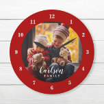 Aangepaste foto en familienaam op maat grote klok<br><div class="desc">Creëer een speciale, ronde of vierkante wandklok die voorzien is van je foto- en familienaam monogram. Het ontwerp kenmerkt eenvoudige moderne rode en witte kleuren, of gebruik de ontwerphulpmiddelen om het even welke doopvonten en kleuren te kiezen om uw eigen stijl van het huisdecor aan te passen. Een aangepaste klok...</div>