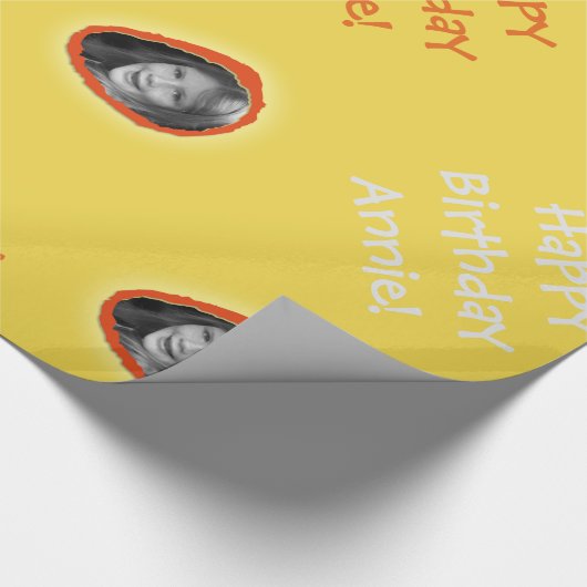 Aangepaste foto en groet op geel cadeaupapier (Hoek)
