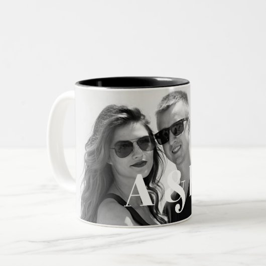 Aangepaste foto en grote monogram Initialen Tweekleurige Koffiemok (Voorkant links)