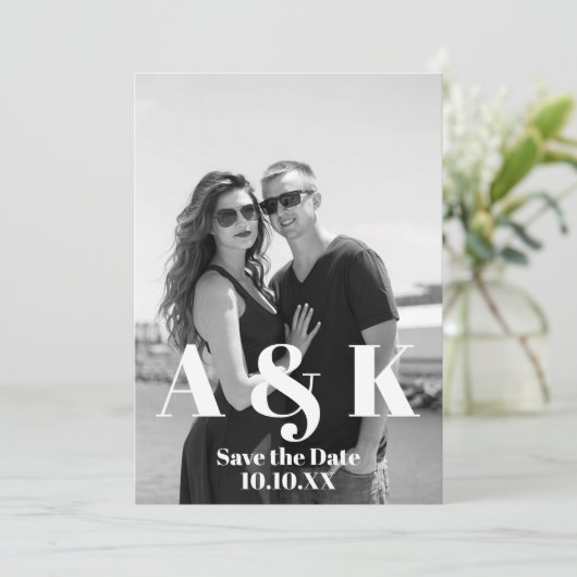 Aangepaste foto en grote monogram save the date kaart (Staand voorkant)