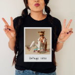 Aangepaste  foto en jaar nostalgische verjaardag t-shirt<br><div class="desc">Stap terug in de tijd en vier uw speciale dag met ons Custom Photo And Year Nostalgic Birthday T-Shirt, ontworpen om de geest van het Y2K-tijdperk op te roepen met een vleugje nostalgie van de jaren 90. Dit is niet zomaar een verjaardagsfeestje - het is een shirt met je herinneringsstrook,...</div>