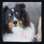 Aangepaste foto- en liefdestekst met petten en nam bandana<br><div class="desc">Het  ontwerp van het fotomalplaatje samen met een manuscripttekst die leest: "liefde". De letter "O" wordt vervangen door een hartvorm. Op het hart zijn er een paar vingerafdrukken van de hondenpoot en een aanpasbaar tekstgebied voor de naam van het gezelschapsdier. De tekst is in roze en witte kleurenschema geschreven.</div>