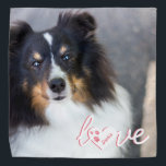 Aangepaste foto- en liefdestekst met petten en nam bandana<br><div class="desc">Het  ontwerp van het fotomalplaatje samen met een manuscripttekst die leest: "liefde". De letter "O" wordt vervangen door een hartvorm. Op het hart zijn er een paar vingerafdrukken van de hondenpoot en een aanpasbaar tekstgebied voor de naam van het gezelschapsdier. De tekst is in roze en witte kleurenschema geschreven.</div>