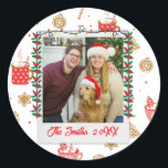 Aangepaste foto en naam Gepersonaliseerde vrolijke Ronde Sticker<br><div class="desc">Aangepaste foto en naam Kerst sticker - Gepersonaliseerde vakantie Cheer! Verspreid feestvreugde met een Custom Photo and Name Kerst sticker! Met deze aanpasbare sticker kunt u uw favoriete foto naast een naam of speciale boodschap laten zien, waardoor elke sticker een unieke uiting van vakantiegeest is. Of u nu uw kerstcadeaus...</div>