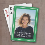 Aangepaste foto en tekst met groene rand pokerkaarten<br><div class="desc">Een leuke manier om herinneringen vast te leggen en te delen met vrienden. Voeg een verticale foto en je favoriete titel toe om een gave voor vrienden te maken.</div>
