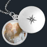 Aangepaste Foto Gift Sisters Script Locket Ketting<br><div class="desc">Geef je zus een gedenkwaardige herinnering met een aangepast fotomedaillon.</div>