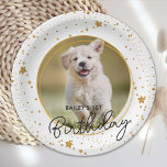 Aangepaste foto Gold Glitter Stars Dog Birthday Papieren Bordje<br><div class="desc">Puppy Pawty. Voeg de afsluitende aanraking toe aan uw puppy of uw verjaardag met deze elegante gouden, op maat gemaakte huisfoto's en glitter stars party paper borden. Voeg de favoriete foto van je pop toe en personaliseer je met naam, verjaardag! Zie Puppy Dog het verjaardagscollectie voor de passende verjaardagsuitnodigingen, partijdecor,...</div>