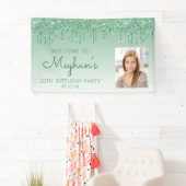 Aangepaste foto groene glitter Drip 30th Birthday Spandoek (Insitu)