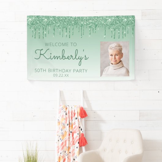 Aangepaste foto groene glitter Drip 50th Birthday Spandoek (Insitu)