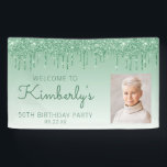 Aangepaste foto groene glitter Drip 50th Birthday Spandoek<br><div class="desc">Welkom gasten met deze chic, glamoureus fotobanner van 50-jarig feest, met een dun groene faux glitter drip border en groene ombre background. Vervang gemakkelijk het afbeelding van de steekproef door een foto van de gast van eer. Pas het met haar naam in groen handschrift manuscript, met de verjaardag en de...</div>