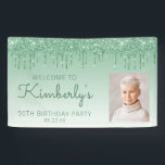 Aangepaste foto groene glitter Drip 50th Birthday Spandoek<br><div class="desc">Welkom gasten met deze chic, glamoureus fotobanner van 50-jarig feest, met een dun groene faux glitter drip border en groene ombre background. Vervang gemakkelijk het afbeelding van de steekproef door een foto van de gast van eer. Pas het met haar naam in groen handschrift manuscript, met de verjaardag en de...</div>