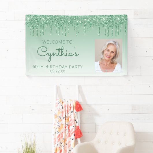 Aangepaste foto groene glitter Drip 60th Birthday Spandoek (Insitu)
