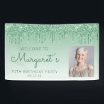 Aangepaste foto groene glitter Drip 70th Birthday Spandoek<br><div class="desc">Welkom gasten met deze chic, glamoureuze fotobanner op de 70ste verjaardag, met een dun groene faux glitter drip border en groene ombre background. Vervang gemakkelijk het afbeelding van de steekproef door een foto van de gast van eer. Pas het met haar naam in groen handschrift manuscript, met de verjaardag en...</div>