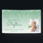 Aangepaste foto groene glitter Drip 80th Birthday Spandoek<br><div class="desc">Welkom gasten met deze chic, glamoureuze fotobanner op de 80ste verjaardag, met een dun groene faux glitter drip border en groene ombre background. Vervang gemakkelijk het afbeelding van de steekproef door een foto van de gast van eer. Pas het met haar naam in groen handschrift manuscript, met de verjaardag en...</div>