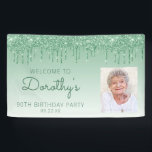 Aangepaste foto groene glitter Drip 90th Birthday Spandoek<br><div class="desc">Welkom gasten met deze chic, glamoureuze 90ste verjaardagsfeestfotobanner, met een dun groene faux glitter drip border en groene ombre background. Vervang gemakkelijk het afbeelding van de steekproef door een foto van de gast van eer. Pas het met haar naam in groen handschrift manuscript, met de verjaardag en de datum hieronder...</div>