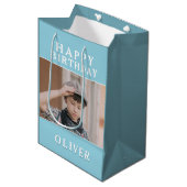 Aangepaste foto Happy Birthday Medium Cadeauzakje (Voorkant Gekanteld)