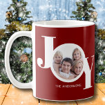 Aangepaste foto Joy Burgundy Koffiemok<br><div class="desc">Deze moderne kerstfeestelijke foto-Mok is versierd met het woord JOY in het wit op een rode achtergrond. Gemakkelijk aanpasbaar met uw foto en naam.</div>