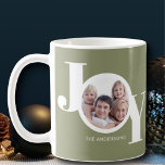 Aangepaste Foto Joy Sage Green Koffiemok<br><div class="desc">Deze moderne kerstfeestdag foto-Mok is versierd met het woord JOY in wit op een sage groene achtergrond. Gemakkelijk aanpasbaar met uw foto en naam.</div>