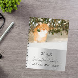 Aangepaste foto kat huisdier zilver planner<br><div class="desc">Een faux zilver uitziende achtergrond. Personaliseer en voeg je een jaar,  naam en een tekst toe. De naam is in het zwart geschreven met een groot modern handschrift.</div>