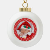 Aangepaste foto Kerstman Baby Rode Achtergrond Sne Keramische Bal Ornament (Voorkant)