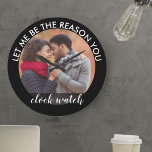 Aangepaste foto Laat me de reden zijn waarom je ki Grote Klok<br><div class="desc">De fotoklok van de douane - upload één van uw favoriete foto's aan creëer uw eigen romantische en unieke gift. De formulering die je afbeelding lijst luidt: "Laat me de reden zijn waarom je uurt" in moderne gedrukte en handgeschreven kalligrafie. Het ontwerp heeft een kleurenpalet van zwart-wit.</div>