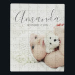 Aangepaste foto met aangepaste naam en tekst puzzel<br><div class="desc">Creëer een persoonlijke foto met je eigen foto, van je geliefde familieffoto tot je schattige huisfoto, om je design uniek te maken. Dit ontwerp kenmerkt douanefoto met douanenaam in de moderne stijl van de manuscriptdoopvont en douanetekst in moderne sans serif doopvontstijl. Perfect als vakantiecadeau voor familie, cadeau voor nieuwigheden, gezinshereniging...</div>