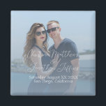 Aangepaste foto met Dusty Blue Wedding Magneet<br><div class="desc">Deze moderne bruiloft of verloving keepomwille magneet bevat een foto van het paar op de achtergrond die je kunt vervangen door je eigen aangepaste foto. Een stoffige blauwe gradiënt breidt zich van het bodemgedeelte uit.</div>