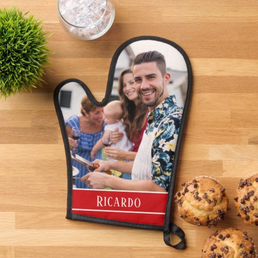 Aangepaste foto met eenvoudig rood monogram ovenwant (Top down)