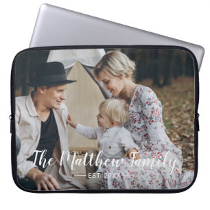 Aangepaste foto met familienaam en oprichtingsjaar laptop sleeve