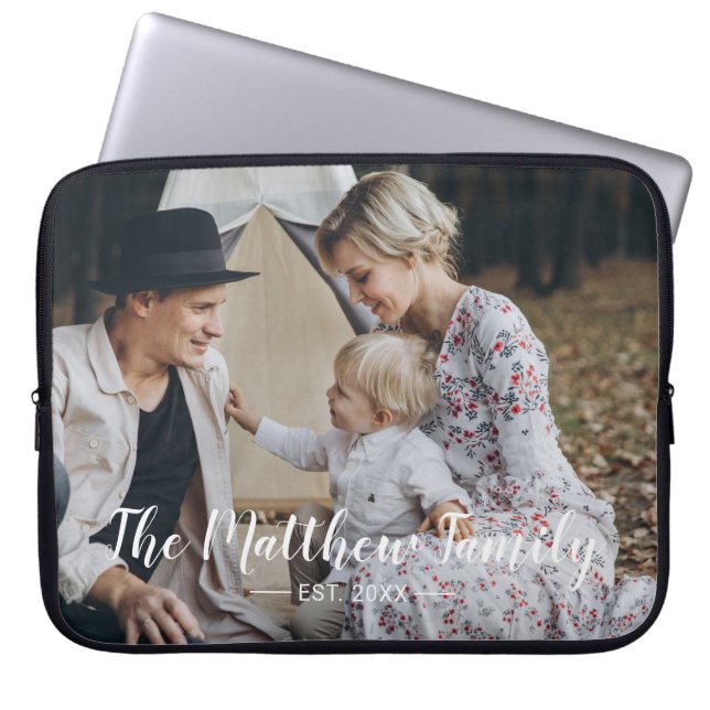 Aangepaste foto met familienaam en oprichtingsjaar laptop sleeve (Voorkant)