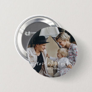 Aangepaste foto met familienaam en oprichtingsjaar ronde button 5,7 cm