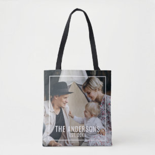 Aangepaste foto met familienaam en vastgesteld jaa tote bag
