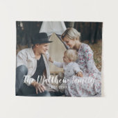 Aangepaste foto met familienaam en vastgesteld jaa wandkleed (Voorkant (horizontaal))