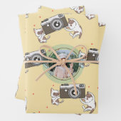 Aangepaste foto met kutkat houdcamera op zaterdag inpakpapier vel (In situ)